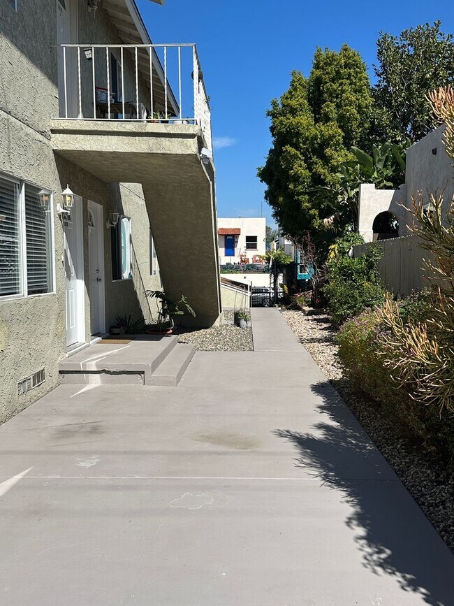 Building Photo - Renovated 1 Bedroom, 1 Bath Ground Floor Apartment with Washer/Dryer and 1 Car Garage