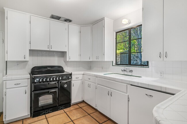 Building Photo - 839 N Avenida Olivos