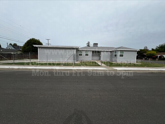 Building Photo - 2206 Buena Vista Ave