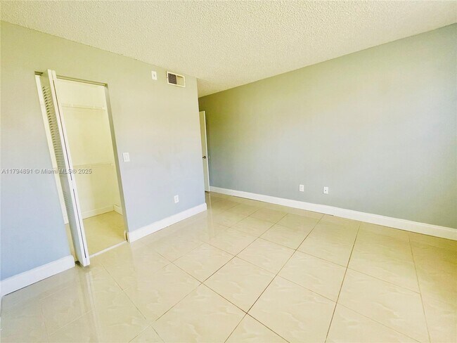 Building Photo - 1231 SW 46th Ave