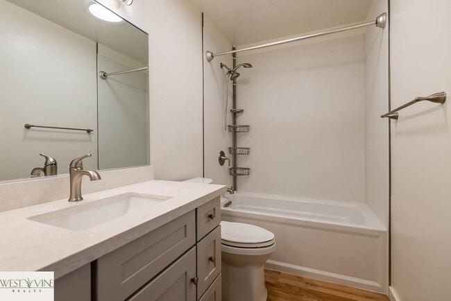 Building Photo - Beautiful 2 Bedroom Condo | Attached Garage | Washer/Dryer