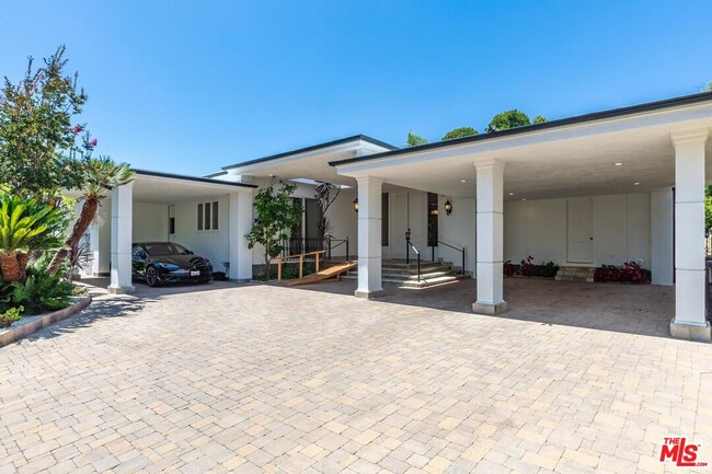 Building Photo - 560 Chalette Dr