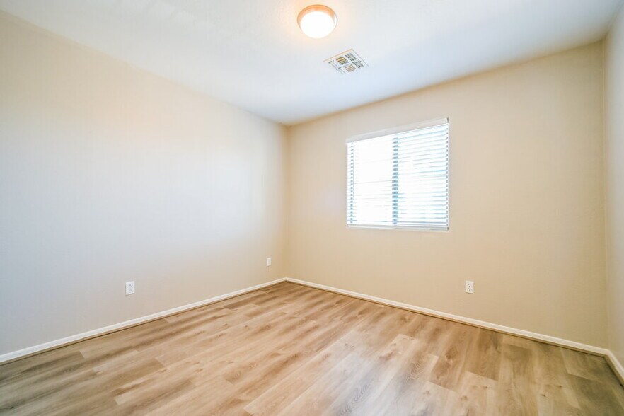 Building Photo - 7032 S 7th Ln