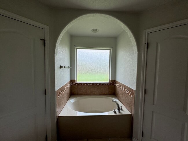 Building Photo - 9600 Diana Dr