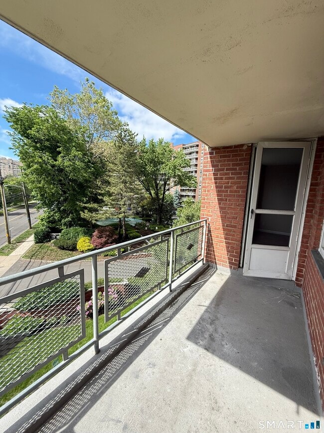 Building Photo - 71 Strawberry Hill Ave