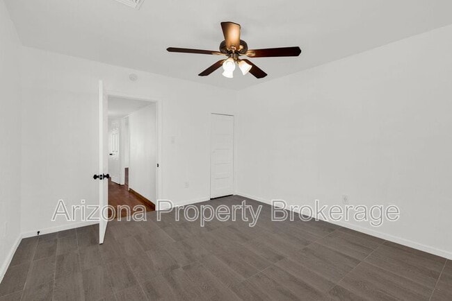 Building Photo - 2335 W Morten Ave