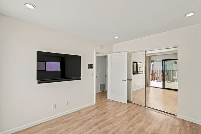 Building Photo - Privateer Duplex