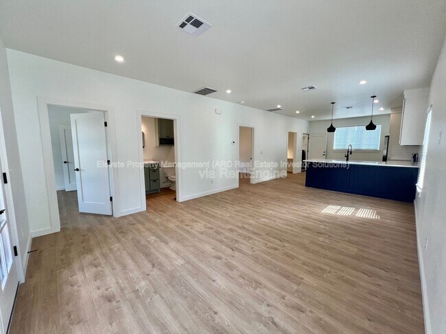 Building Photo - 216 E Hurd St