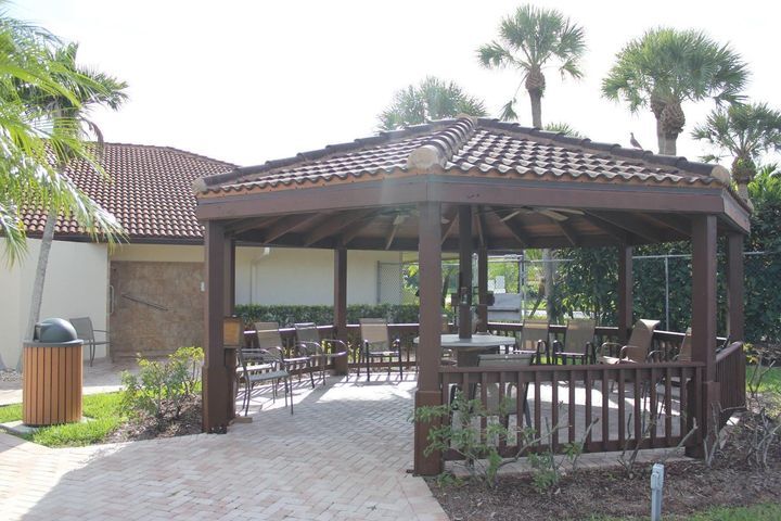 Building Photo - 510 SW South River Dr
