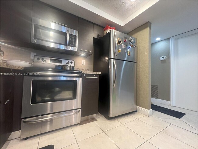 Building Photo - 18051 Biscayne Blvd