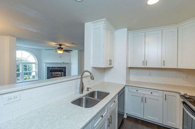 Building Photo - Gorgeous modern Main Level 2 bedroom 2 bath condo in SW Greensboro off W. Wendover.