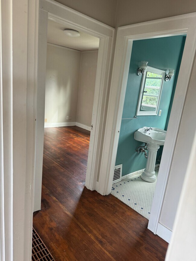 Building Photo - 910-911 Carolina St