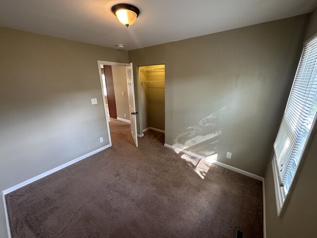 Building Photo - 3 E Oltendorf Rd