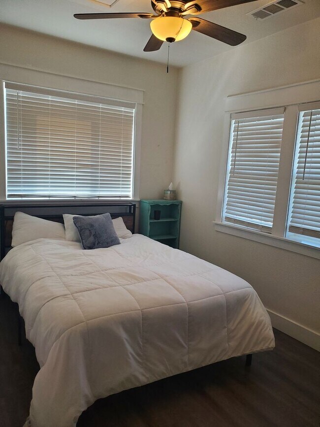 Building Photo - Fully Furnished cozy two-bedroom house