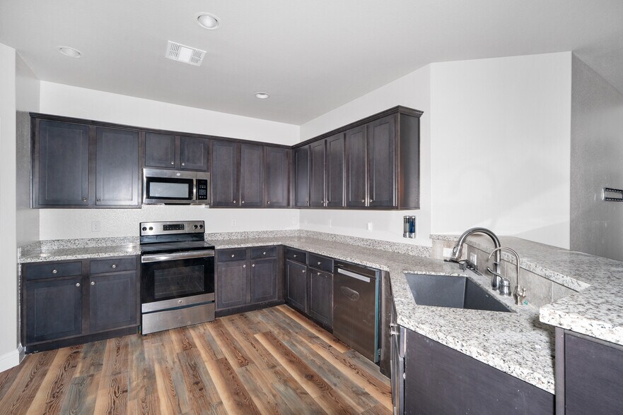 Building Photo - 6008 Ridge View St