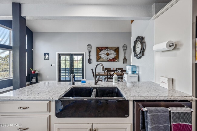 Building Photo - 1207 N Arrowhead Dr