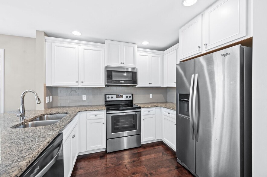 Building Photo - 1840 Riverbirch Ln