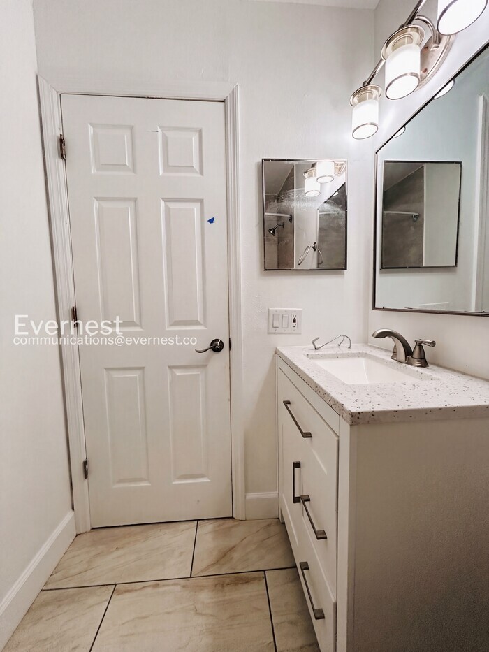 Building Photo - 2070 Loma Linda Way N