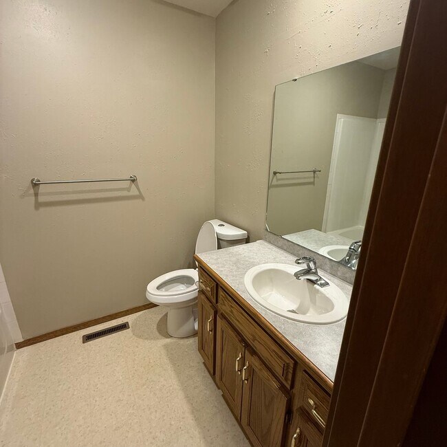 Building Photo - Beautiful 2 Bedroom Bathroom Patio Home Available NOW!