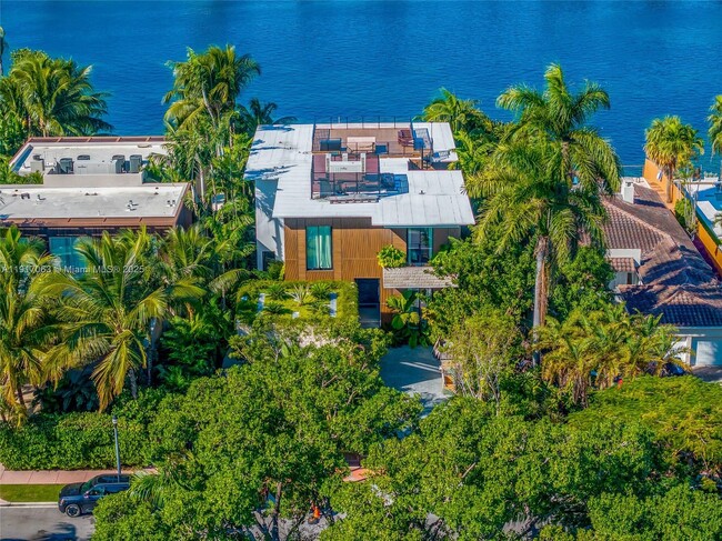 Building Photo - 200 W Rivo Alto Dr