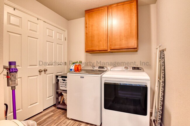 Building Photo - 7050 Silvergrass Dr