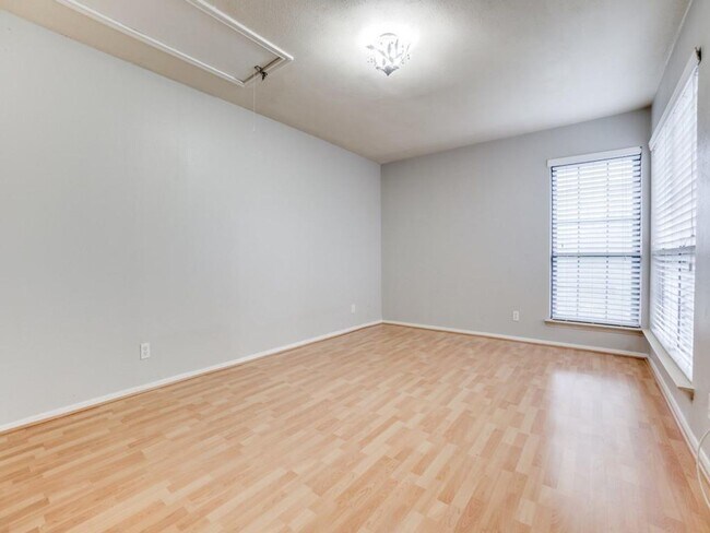 Building Photo - 2 Bedroom Townhome by SMU with a Pool!