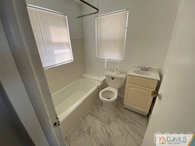 Building Photo - 123 Kossuth St