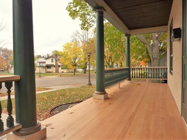 Building Photo - 738 Magnolia Ave E