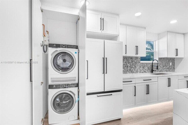 Building Photo - 216 NE 160th St