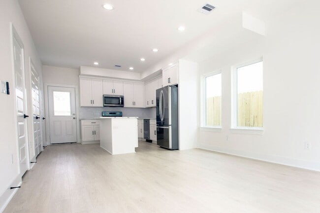Building Photo - Modern Amenities. Urban Location. Sophisti...