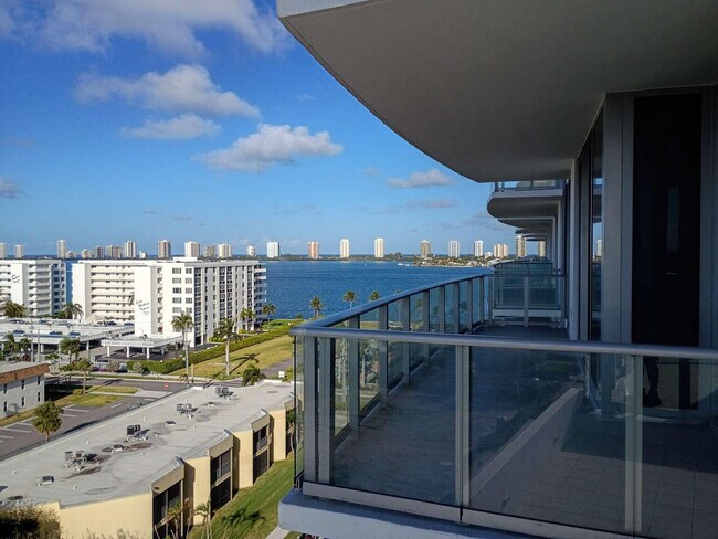 Building Photo - 220 Lake Shore Dr