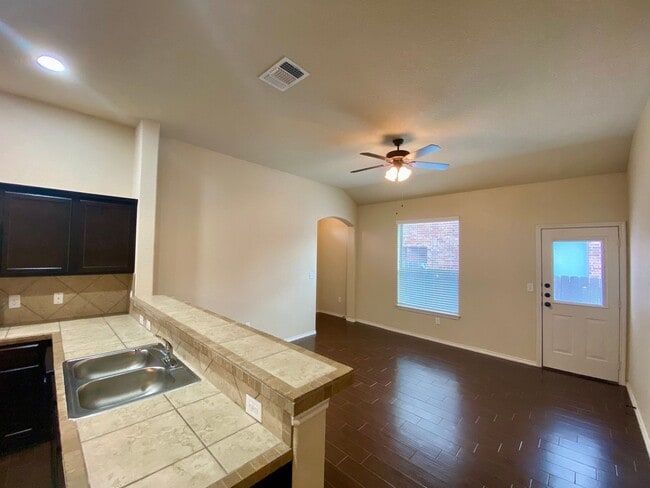 Building Photo - Move In Ready Duplex