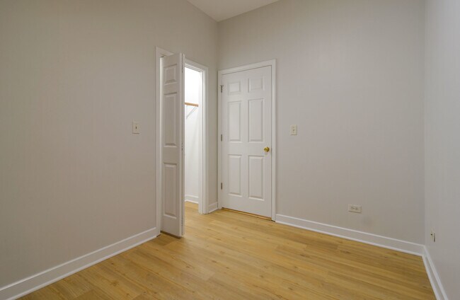 Building Photo - 3048 N Clybourn Ave