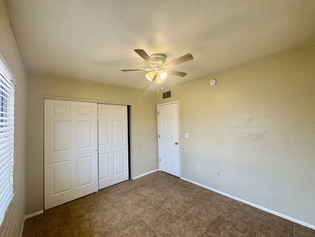 Building Photo - 3 bedroom 2 bath Townhouse