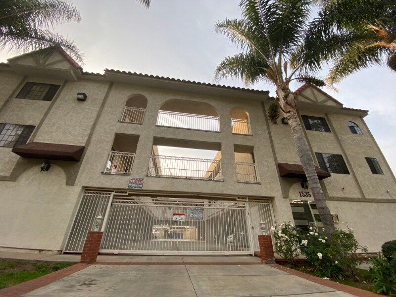 Building Photo - 1535 N Kenmore Ave