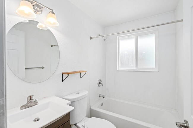 Building Photo - 818 E Princeton Ave