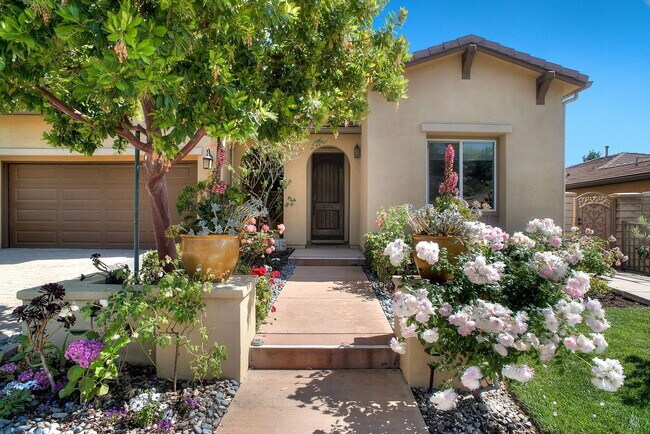 Building Photo - Immaculate 5-Bedroom Executive Home in Desirable Plum Canyon