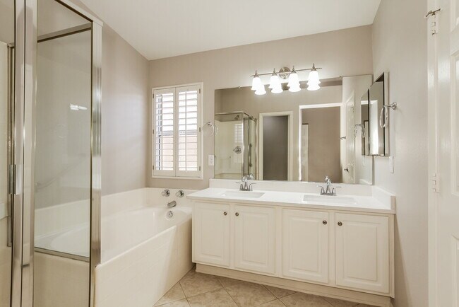 Building Photo - 4102 W Cactus Rd