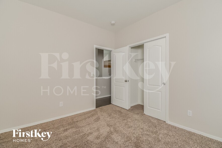 Building Photo - 10116 Kings Canyon Dr