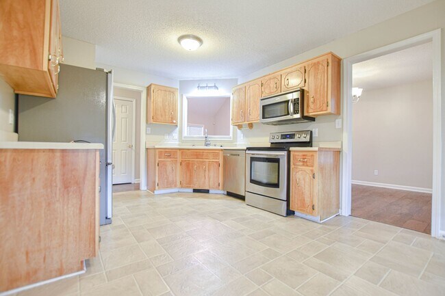Building Photo - Pet Friendly Three Bedroom with Bonus!