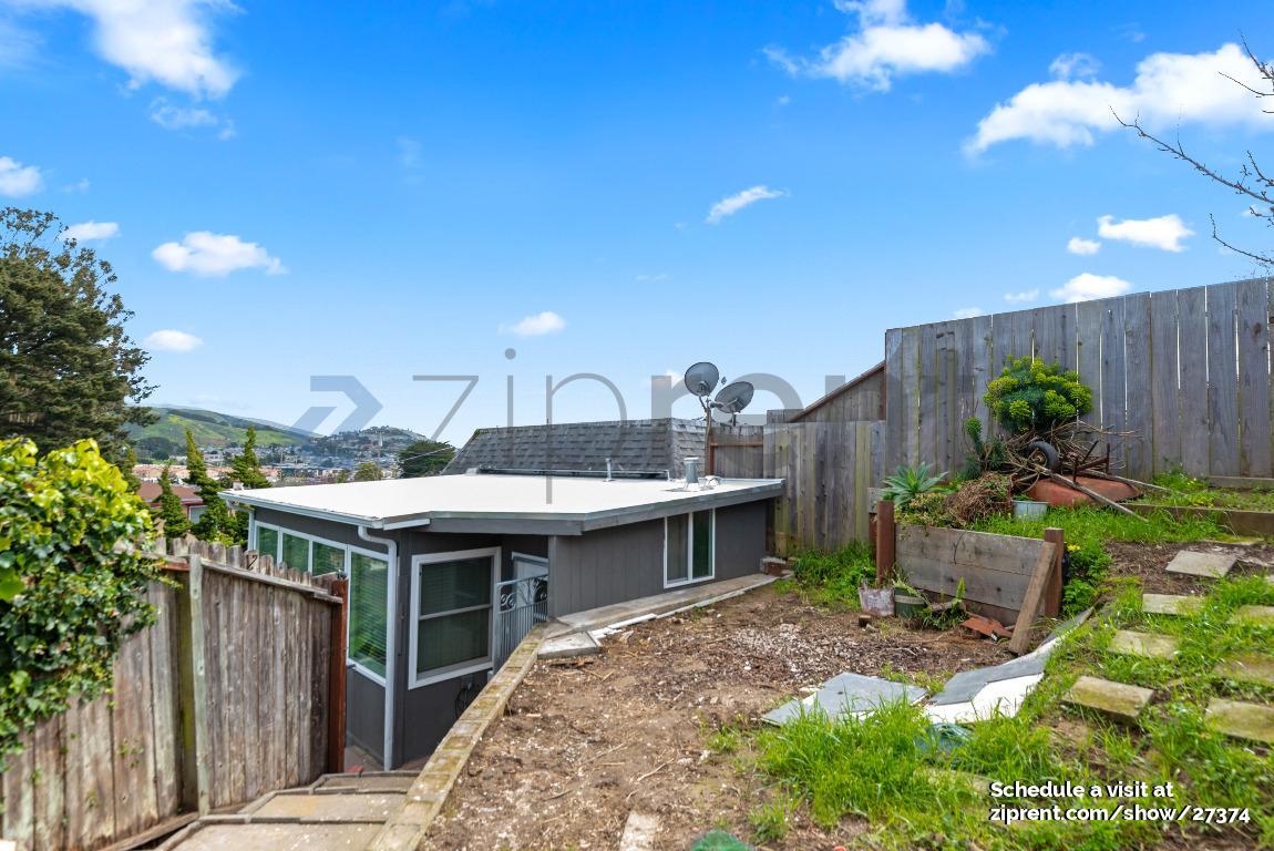 Building Photo - 815 Camaritas Ave