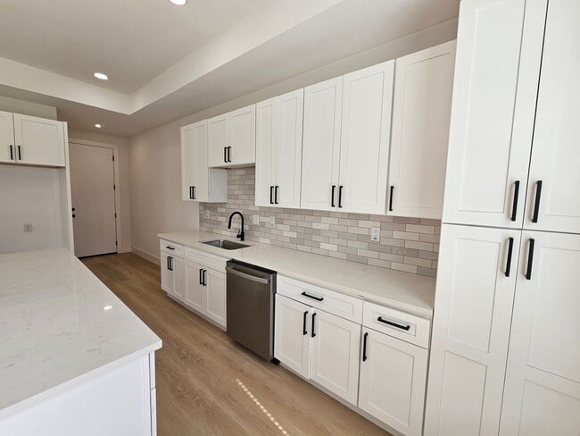 Building Photo - Ready for immediate move in!