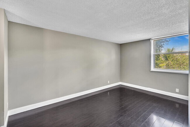 Building Photo - 2701 Riverside Dr