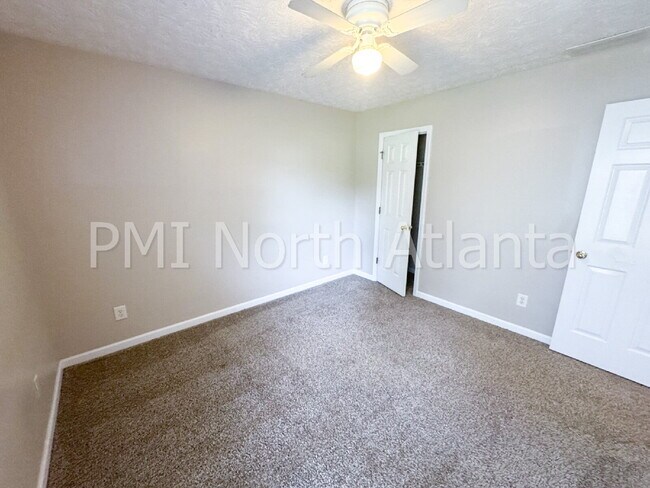 Building Photo - Ranch Style Living! All one floor!