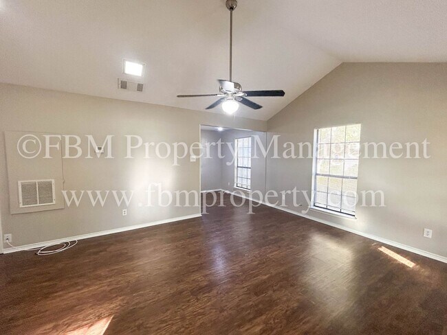 Building Photo - 701-703 Hillcrest Ct