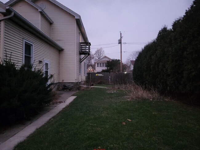 Building Photo - 564 Mt Vernon St
