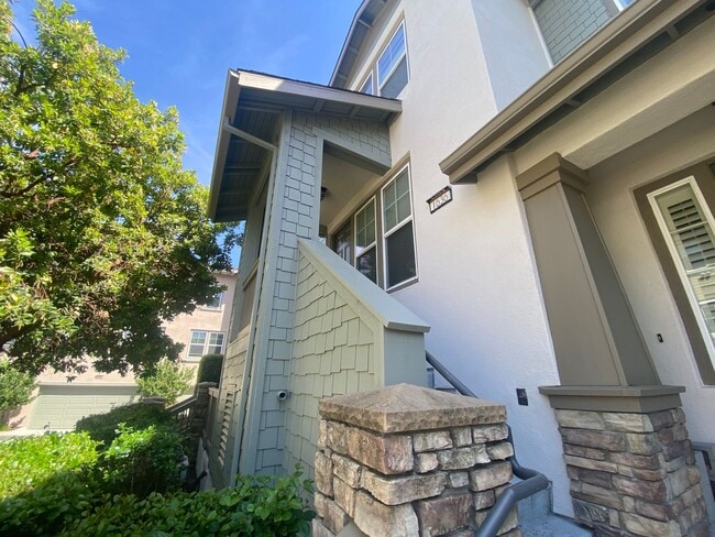 Building Photo - Newer Multi-Level Downtown Townhouse with ...