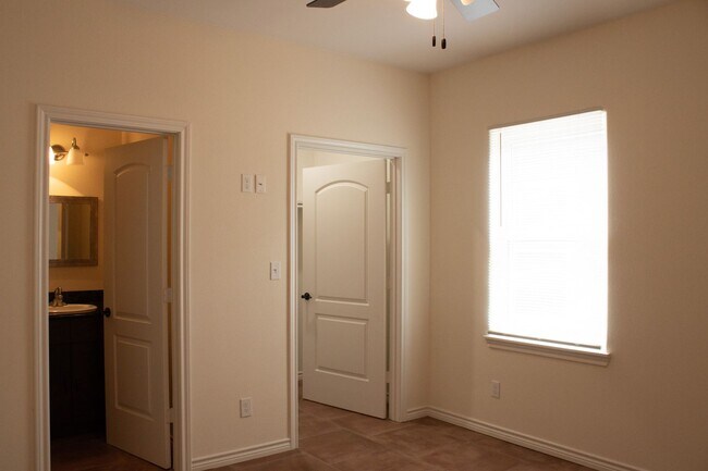 Building Photo - 1 bedroom /1 bathroom units available in a brand new complex!  Move in now!!