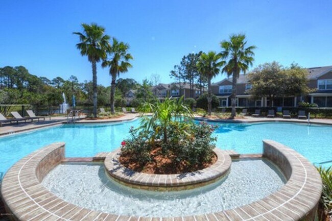 Building Photo - Beautiful 3 bedroom, 2.5 bathroom townhome