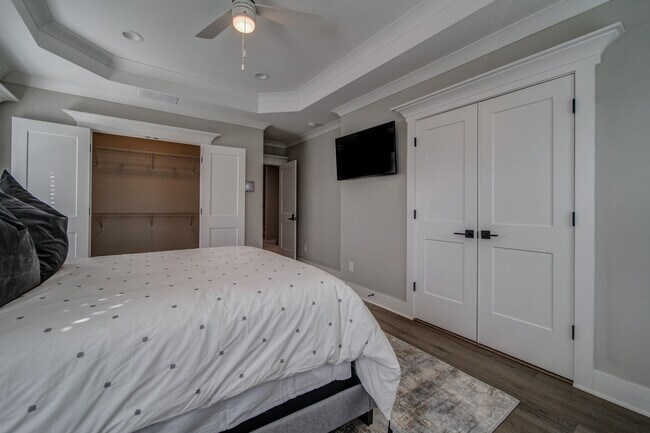 Master Suite - 253 Sciple Terrace NW